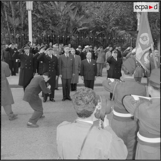 Salut au drapeau du 9e régiment de Zouaves (RZ) par le gouverneur général Robert Lacoste accompagné d'autorités à Alger.<br>
