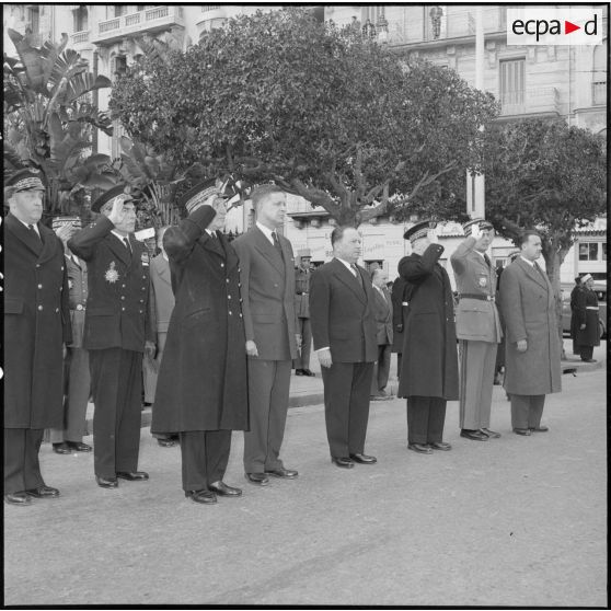 Salut au drapeau du 9e régiment de Zouaves (RZ) par le gouverneur général Robert Lacoste accompagné d'autorités à Alger.