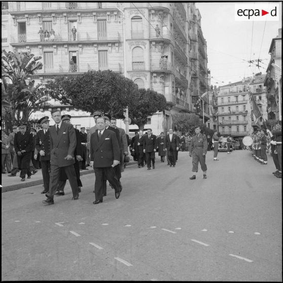 Revue des troupes du 9e régiment de zouaves (RZ) par le gouverneur général Robert Lacoste accompagné d'autorités à Alger.