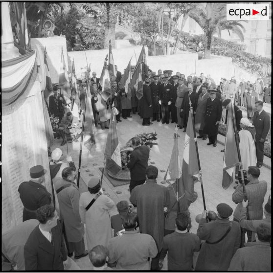 Dépose de gerbe par le gouverneur général de l'Algérie Robert Lacoste au monument aux morts d'Alger.