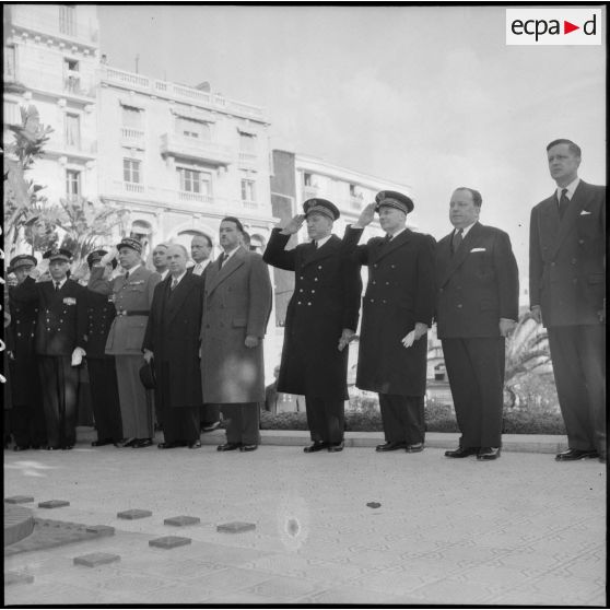 Minute de silence au monument aux morts d'Alger lors d'une commémoration en présence de Robert Lacoste, gouverneur général d'Algérie.