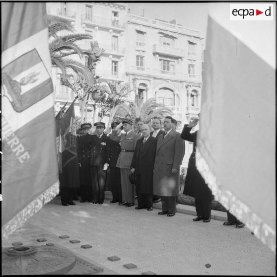 Minute de silence au monument aux morts d'Alger lors d'une commémoration en présence de Robert Lacoste, gouverneur général d'Algérie.