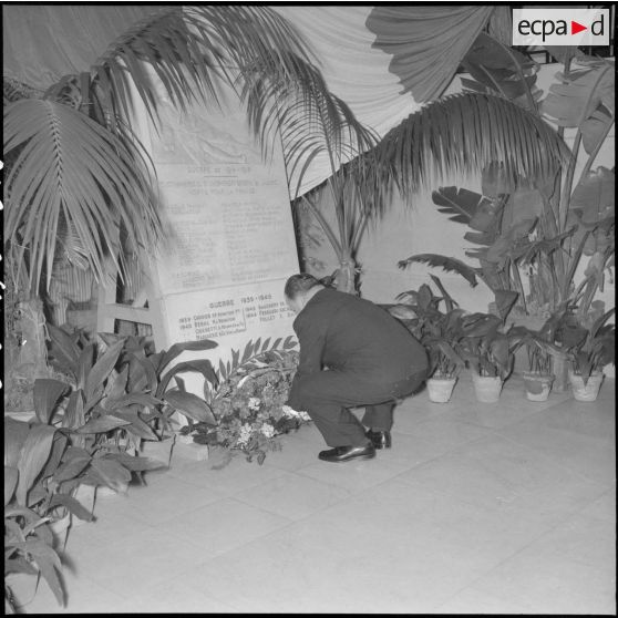 Pose d'une gerbe au palais du gouvernement général d'Alger par Robert Lacoste lors d'une commémoration.