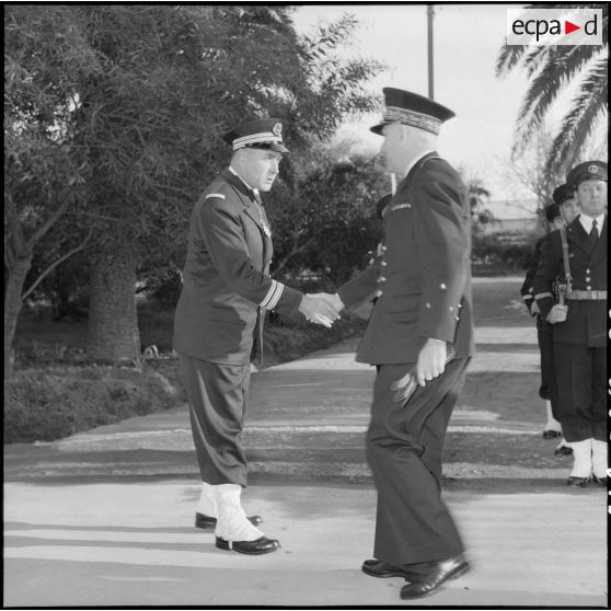 Poignée de main entre un capitaine de frégate et le vice-amiral Mariani, commandant du groupe des Ecoles lors d'une visite au centre Sirocco.