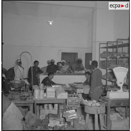 Personnels de la section des subsitances à l'épicerie de l'Intendance de la 10e région militaire à Ouargla.