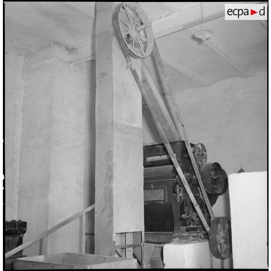 Vue sur une machine de la meunerie de l'intendance de la Xe région militaire à Ouargla.