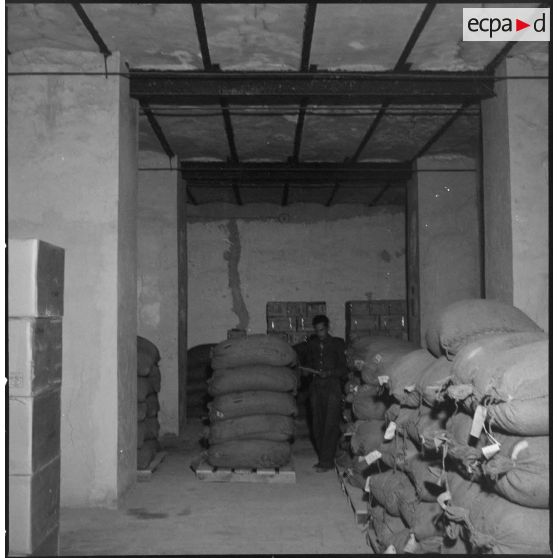 Entrepôt de sacs de farine à la section des subsistances de l'Intendance de la Xe région militaire à Ouargla.