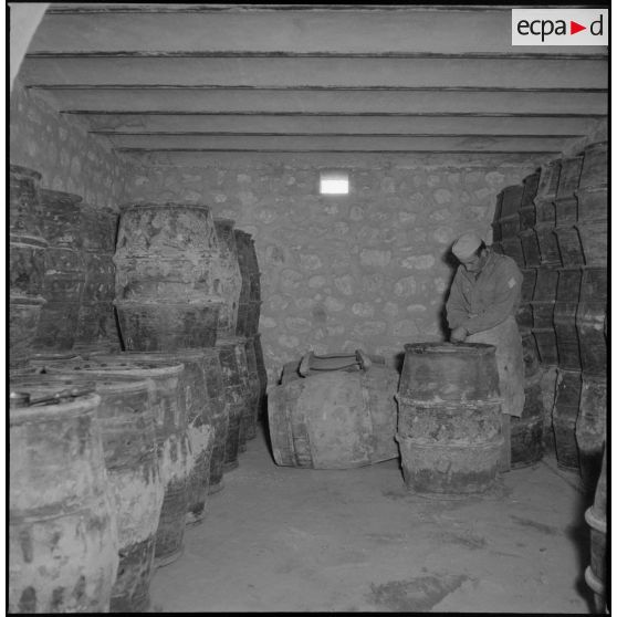 Entrepôt de tonneaux à la section des subsistances de l'Intendance de la Xe région militaire à Ouargla.