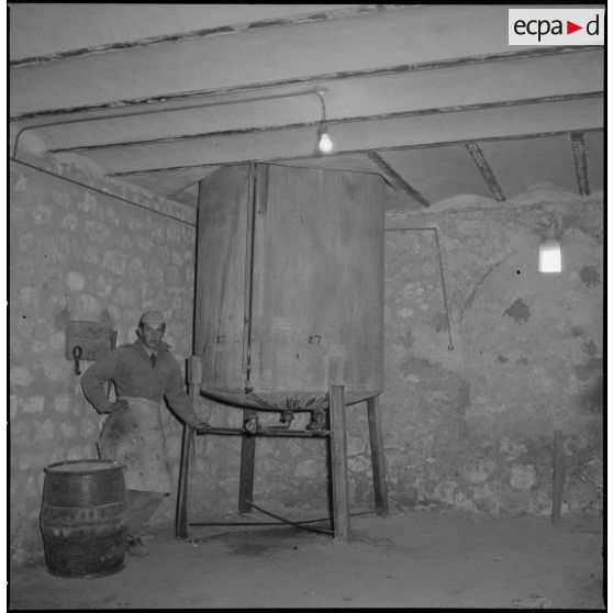 Cuve à vin à la section des subsistances de l'Intendance de la Xe région militaire à Ouargla.