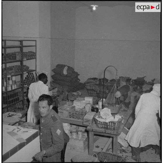 Personnels travaillant à l'épicerie de l'Intendance de la 10e région militaire à Ouargla.
