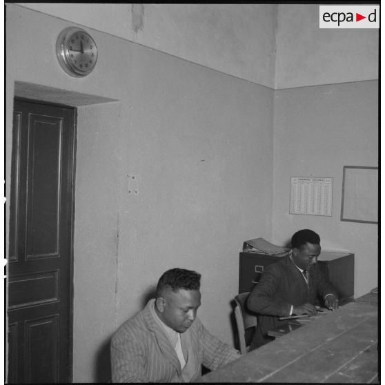 Personnels de l'administration de l'intendance de Xe région militaire à Ouargla à leur poste de travail.