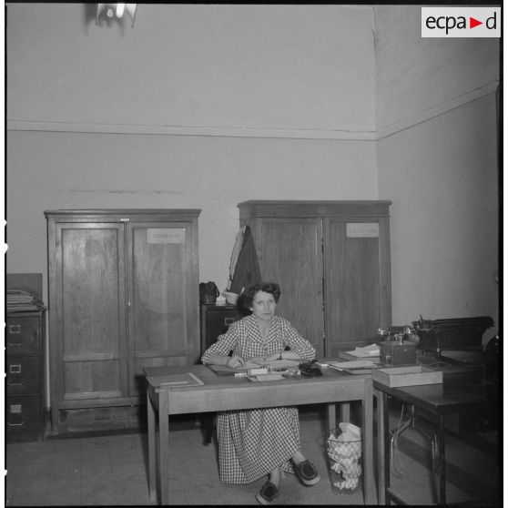 Personnels de l'administration de l'intendance de Xe région militaire à Ouargla à leur poste de travail.