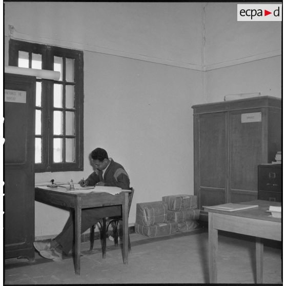 Personnels de l'administration de l'intendance de Xe région militaire à Ouargla à leur poste de travail.