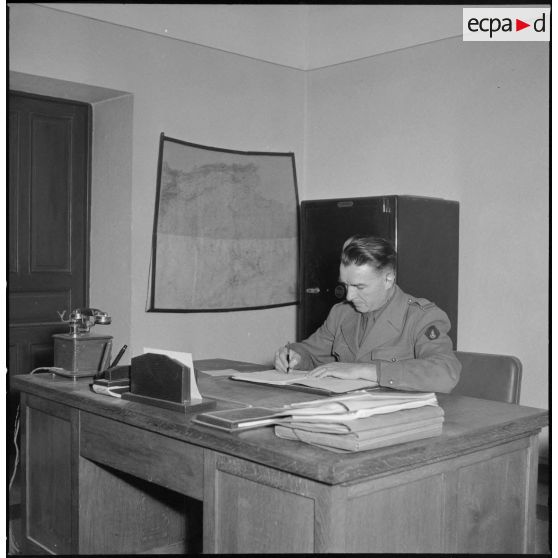 Personnels de l'administration de l'intendance de Xe région militaire à Ouargla à leur poste de travail.