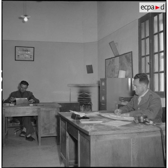 Personnels de l'administration de l'intendance de Xe région militaire à Ouargla à leur poste de travail.