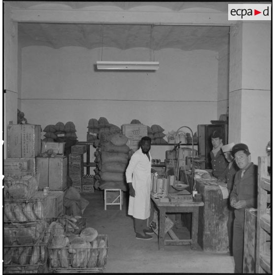 Personnels de la boulangerie de la section des subsistances à l'Intendance de la Xe région militaire à Ouargla.