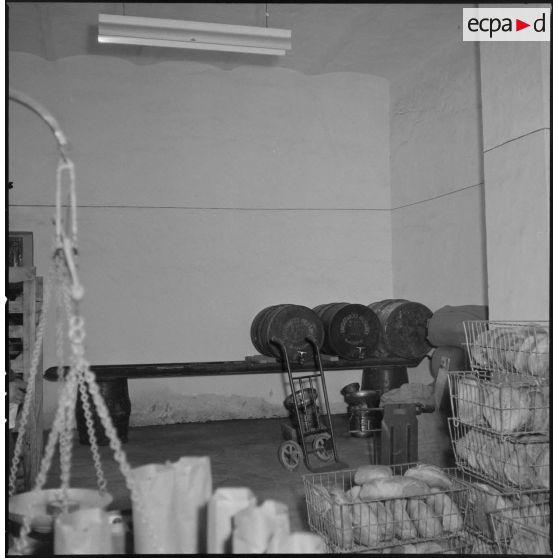Vue sur le pain et les stocks de la boulangerie de la section des subsistances à l'Intendance de la Xe région militaire à Ouargla.