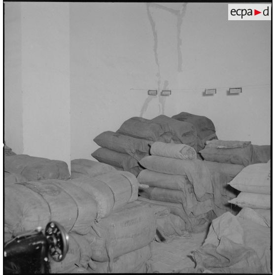 Entrepôt de sacs à la section des subsistances de l'Intendance de la Xe région militaire à Ouargla.