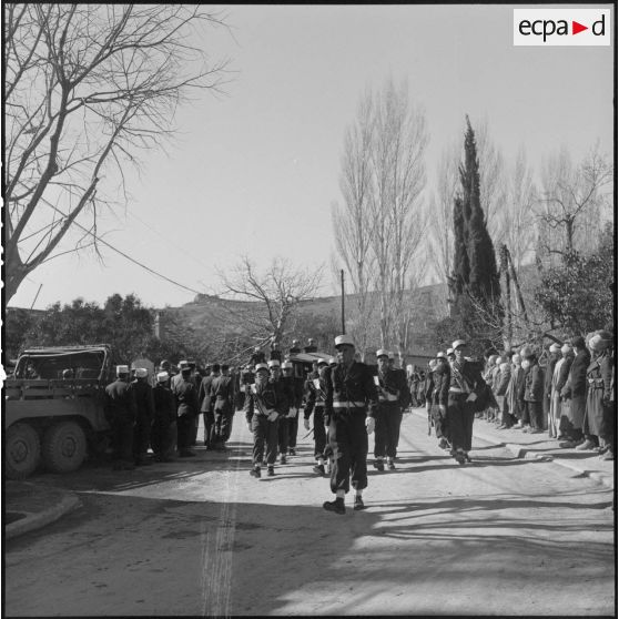 Cortège funéraire lors des obsèques de deux légionnaires du 3e régiment étranger d'infanterie à Arris (Aurès).