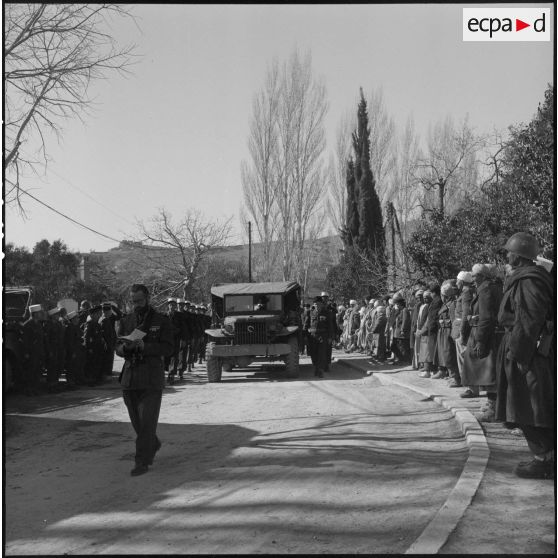 Cortège funéraire lors des obsèques de deux légionnaires du 3e régiment étranger d'infanterie à Arris (Aurès).
