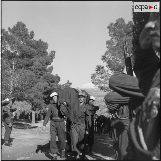 Cortège funéraire lors des obsèques de deux légionnaires du 3e régiment étranger d'infanterie à Arris (Aurès).