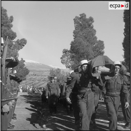 Cortège funéraire lors des obsèques de deux légionnaires du 3e régiment étranger d'infanterie à Arris (Aurès).