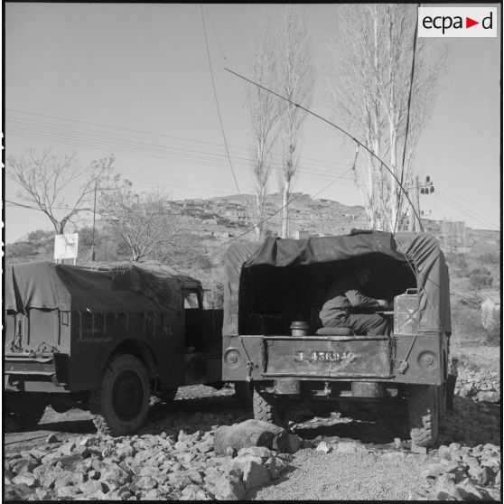 Légionnaire du 3e régiment étranger d'infanterie à l'arrière d'un véhicule Deep Dodge WC53 à Arris (Aurès).