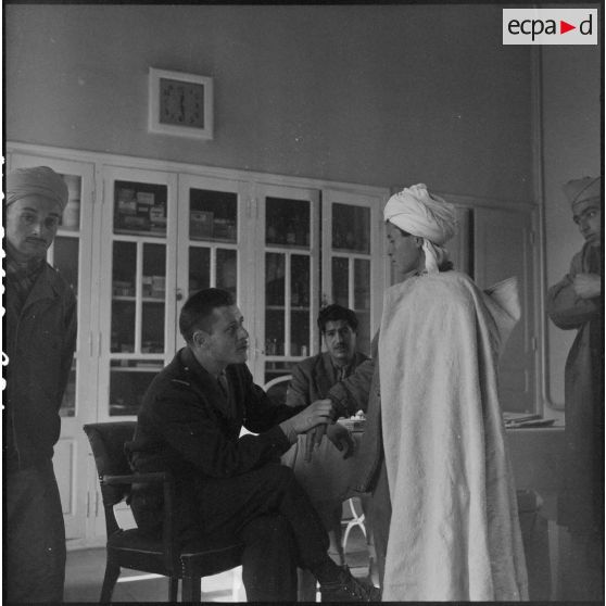 Assistance médicale gratuite par le médecin du 3e régiment étranger d'infanterie (REI) auprès de la population d'Arris (Aurès).