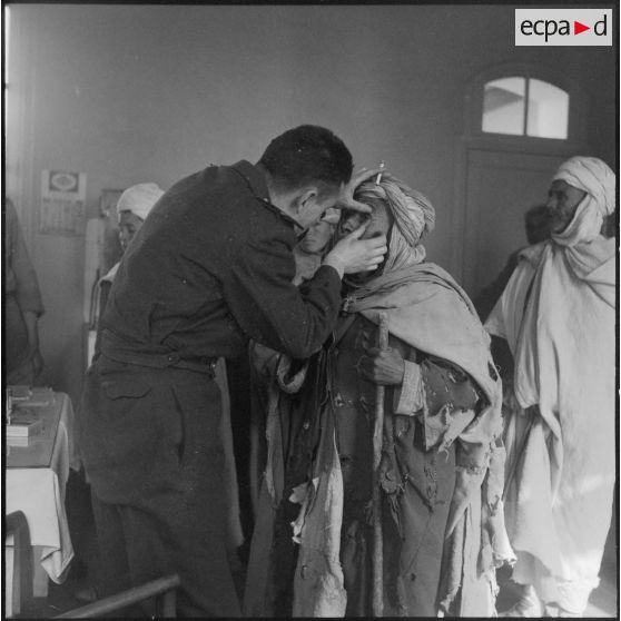 Assistance médicale gratuite par le médecin du 3e régiment étranger d'infanterie (REI) auprès de la population d'Arris (Aurès).