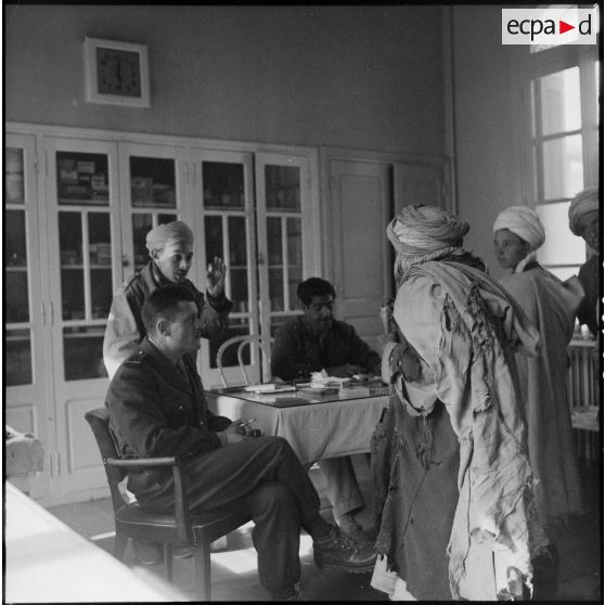 Assistance médicale gratuite par le médecin du 3e régiment étranger d'infanterie (REI) auprès de la population d'Arris (Aurès).