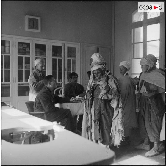 Assistance médicale gratuite par le médecin du 3e régiment étranger d'infanterie (REI) auprès de la population d'Arris (Aurès).