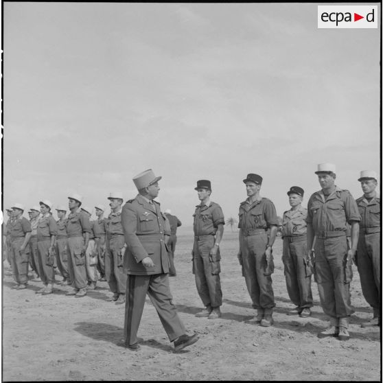 Revue des troupes du 3e régiment étranger d'infanterie (REI) par le général Paul Vanuxem lors d'une visite d'inspection à Arris (Aurès).