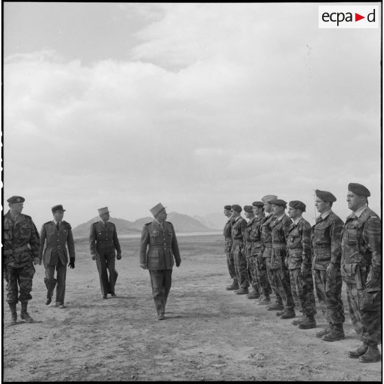 Revue des troupes du 3e régiment étranger d'infanterie (REI) par le général Paul Vanuxem lors d'une visite d'inspection à Arris (Aurès).