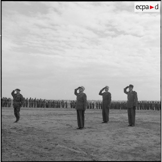 Salut au drapeau par le général Vanuxem accompagné d'autorités militaires au cantonnement du 3e régiment étranger d'infanterie (REI) à Arris.