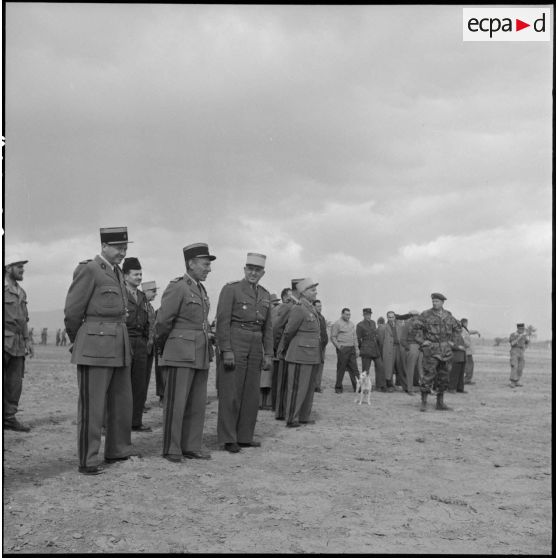 Le général Vanuxem accompagné d'autorités militaires observant l'entrainement commando du 3e régiment étranger d'infanterie (REI) à Arris (Aurès).
