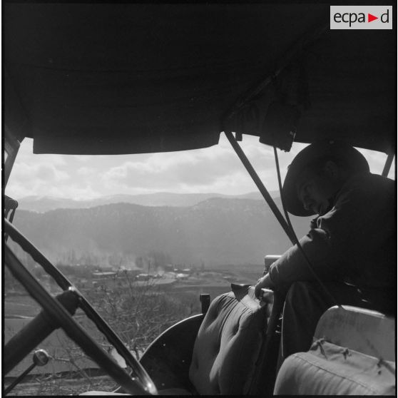 Légionnaire du 3e régiment étranger d'infanterie (REI) en patrouille dans une Jeep à Arris (Aurès).