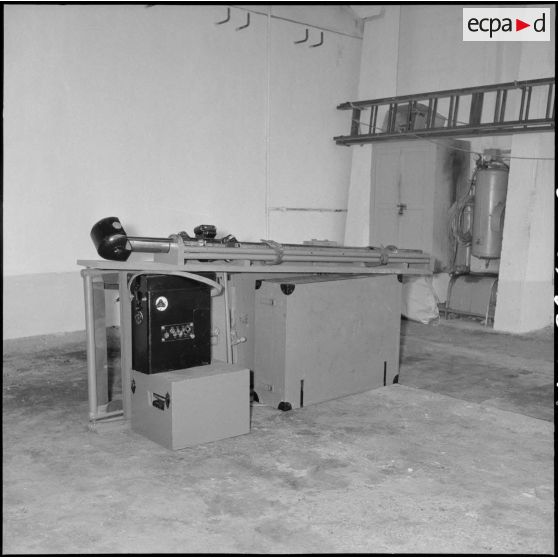 Appareillage de radioscopie portatif construit par les services de la pharmacie de la Xe région militaire.