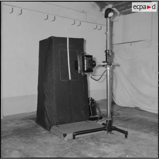 Appareillage de radioscopie portatif construit par les services de la pharmacie de la Xe région militaire.