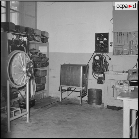 Appareillage de radioscopie portatif construit par les services de la pharmacie de la Xe région militaire.