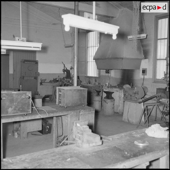 Vue intérieure d'un atelier des services de la pharmacie de la Xe région militaire.