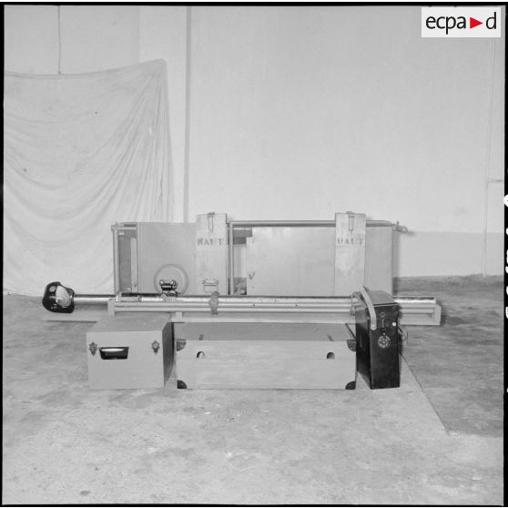 Appareillage de radioscopie portatif construit par les services de la pharmacie de la Xe région militaire.