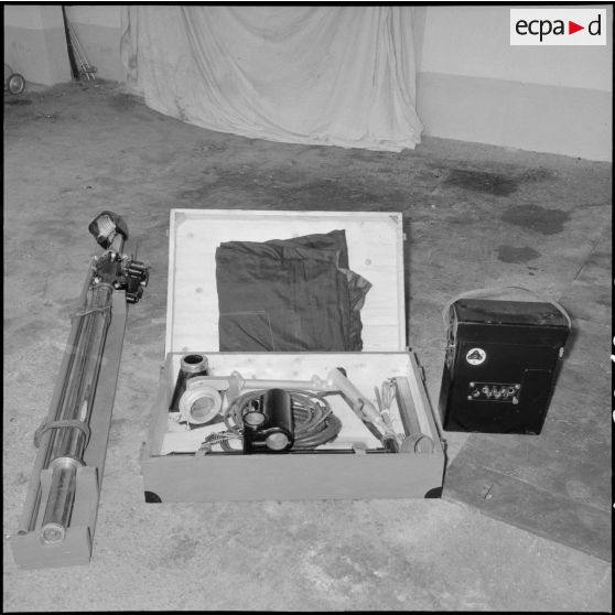Appareillage de radioscopie portatif construit par les services de la pharmacie de la Xe région militaire.