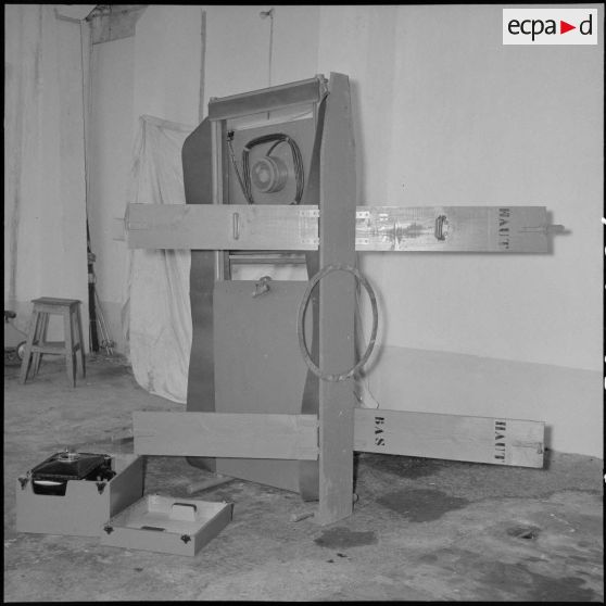 Appareillage de radioscopie portatif construit par les services de la pharmacie de la Xe région militaire.