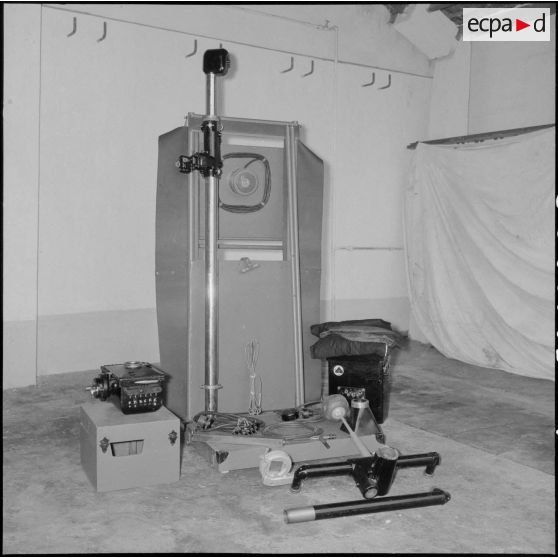 Appareillage de radioscopie portatif construit par les services de la pharmacie de la Xe région militaire.