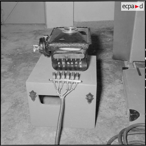 Appareillage de radioscopie portatif construit par les services de la pharmacie de la Xe région militaire.