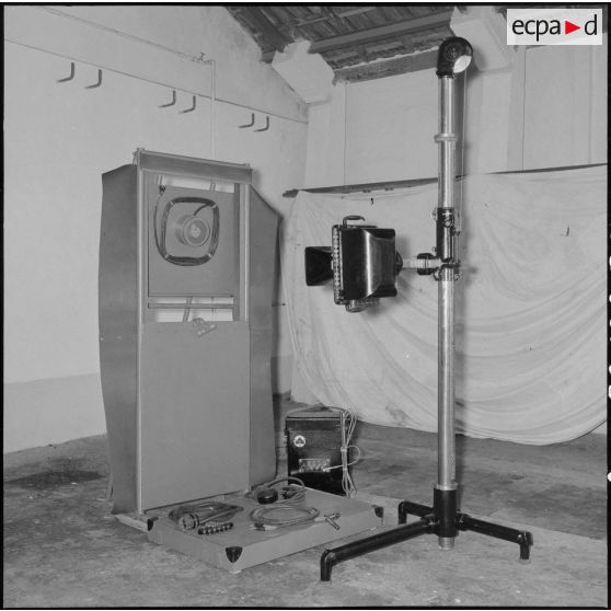 Appareillage de radioscopie portatif construit par les services de la pharmacie de la Xe région militaire.