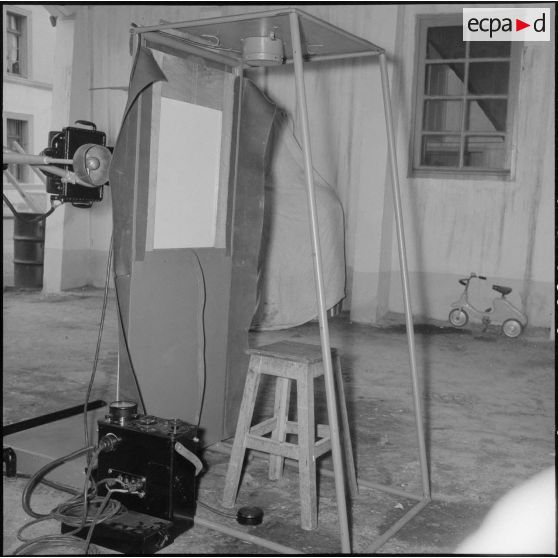 Appareillage de radioscopie portatif construit par les services de la pharmacie de la Xe région militaire.
