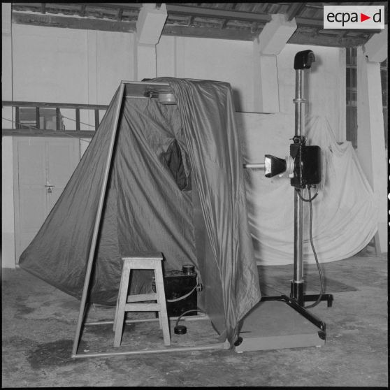 Appareillage de radioscopie portatif construit par les services de la pharmacie de la Xe région militaire.