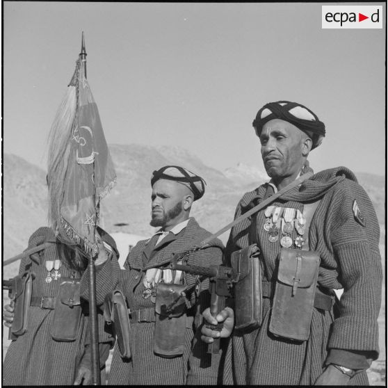 Garde d'honneur du 3e tabor du 5e goum affectés à M'Chounene dans les Aurès-Nementcha.