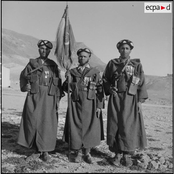 Garde d'honneur du 3e tabor du 5e goum affectés à M'Chounene dans les Aurès-Nementcha.